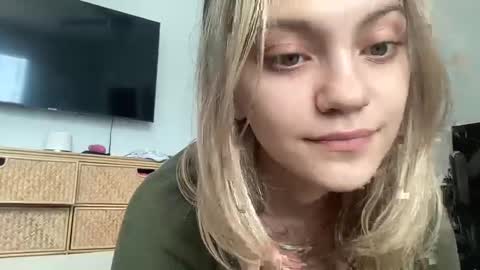 Snapshot of greeneyeddream129 chatting on 02.10.25 mila 3 online show from 02.10.25