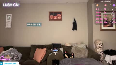 Snapshot of greenxxxqueen chatting on 01.11.26 SexQueen Nikki online show from 01.11.26