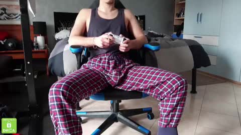 Snapshot of guy2015big chatting on 02.12.25 Flo online show from 02.12.25