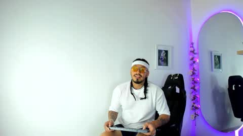 Snapshot of hache222 chatting on 02.18.25 hache222 online show from 02.18.25