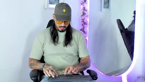 Snapshot of hache222 chatting on 02.18.25 hache222 online show from 02.18.25