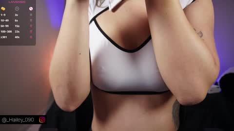 Snapshot of hailey_09 chatting on 10.08.25 Hailey online show from 10.08.25