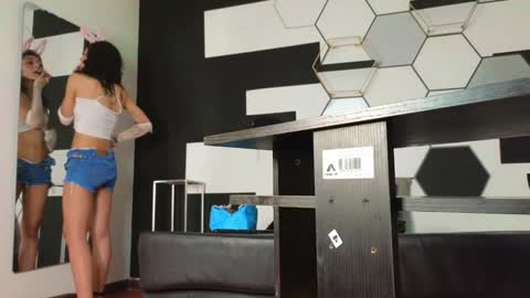 haileycat_ online show from 01.17.25