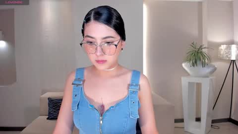 Snapshot of haileyross_ chatting on 12.21.25 Hailey online show from 12.21.25