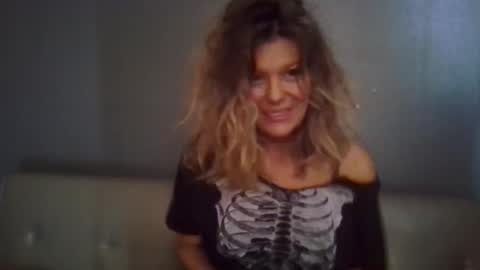 Snapshot of haileys123 chatting on 10.31.25 Hailey online show from 10.31.25