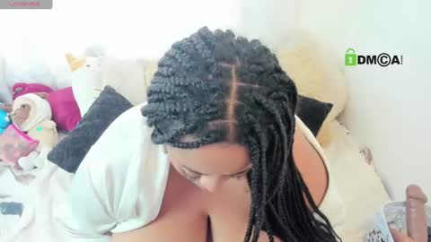Snapshot of hallestrawberry69 chatting on 06.18.26 HALLE online show from 06.18.26