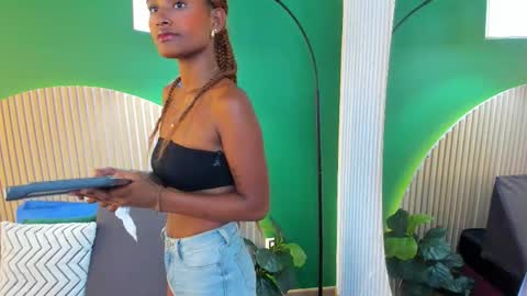 Snapshot of halleylorens chatting on 09.27.25 Halley Lorens online show from 09.27.25