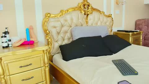 Hallie Stone online show from 02.05.26