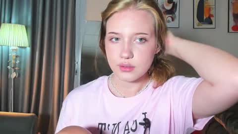 Snapshot of hanahwoods chatting on 02.22.25 hanahwoods online show from 02.22.25