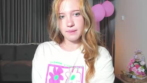 Snapshot of hanahwoods chatting on 03.06.25 hanahwoods online show from 03.06.25