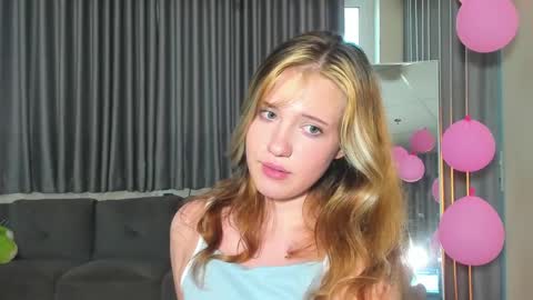 Snapshot of hanahwoods chatting on 03.12.25 hanahwoods online show from 03.12.25