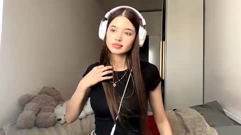 Snapshot of hannabuziak chatting on 07.19.26 Eva online show from 07.19.26
