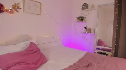 HannahIm a simple girl who likes gifts Lovense is activeThere are legends that in this room all your wish can come true online show from 05.19.26