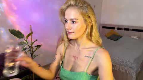 Snapshot of hannah_levis_ chatting on 10.01.25 hannah levis online show from 10.01.25