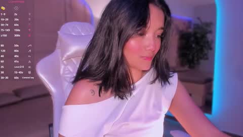 hannahmonttgomery  Help me reach 100 Hands up online show from 03.07.26