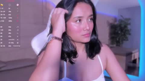 hannahmonttgomery  Help me reach 100 Hands up online show from 03.09.26