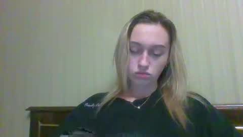 Snapshot of happyanjelika chatting on 10.11.25 Anjelika online show from 10.11.25