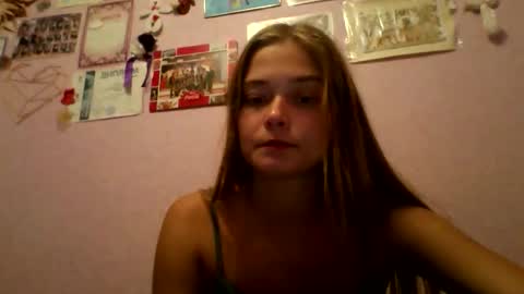 Snapshot of happyemily18 chatting on 10.27.25 happyemily online show from 10.27.25