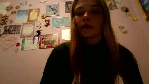 Snapshot of happyemily18 chatting on 10.31.25 happyemily online show from 10.31.25