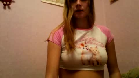 Snapshot of happyemily18 chatting on 11.25.25 happyemily online show from 11.25.25