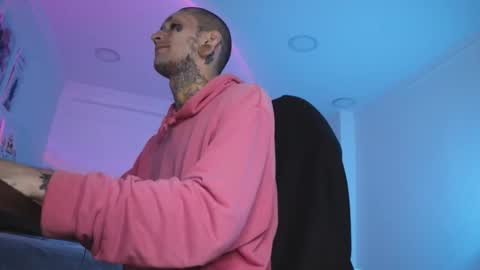 Snapshot of hatsumotokyoto chatting on 10.19.25 More content   2   online show from 10.19.25