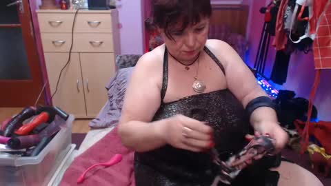 Snapshot of heatedgranny chatting on 12.21.24 Scarlet online show from 12.21.24