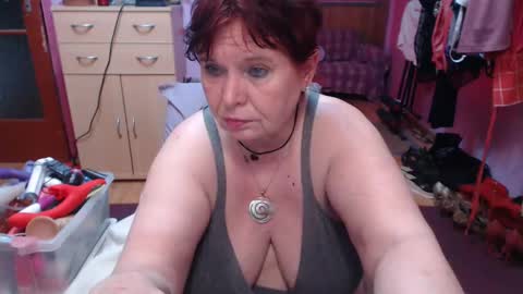 Snapshot of heatedgranny chatting on 01.12.25 Scarlet online show from 01.12.25