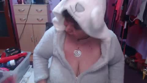 Snapshot of heatedgranny chatting on 02.23.25 Scarlet online show from 02.23.25