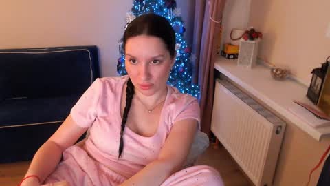 Snapshot of heaven_chloe chatting on 01.11.25 Heaven girl online show from 01.11.25