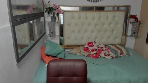 Snapshot of heiker_ chatting on 10.24.25 heiker_ online show from 10.24.25