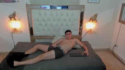 Snapshot of heiker_ chatting on 10.31.25 heiker_ online show from 10.31.25