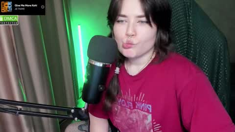 Snapshot of hell_hotline chatting on 02.18.26 Red online show from 02.18.26