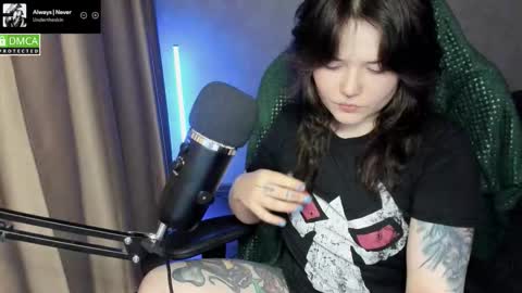 Snapshot of hell_hotline chatting on 03.10.26 Red online show from 03.10.26