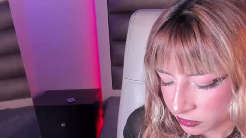 hellen__smith_ online show from 05.30.26