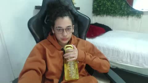 Snapshot of hellen_queensex chatting on 02.22.25 hellen_queensex online show from 02.22.25