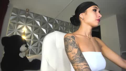 Snapshot of hellen_tease chatting on 12.16.25 Hellen online show from 12.16.25