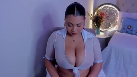 Snapshot of hellenamazing chatting on 12.17.25 hellenamazing online show from 12.17.25