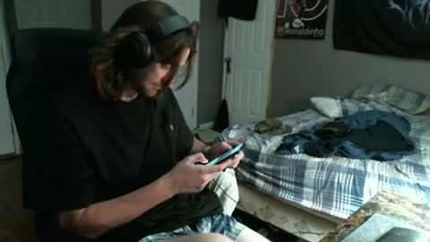 Snapshot of hellothereimcoolyo chatting on 04.27.26 longhairbeardedguy online show from 04.27.26