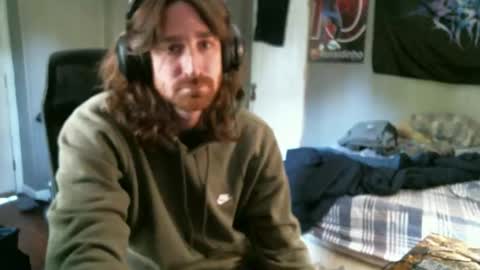 Snapshot of hellothereimcoolyo chatting on 05.03.26 longhairbeardedguy online show from 05.03.26