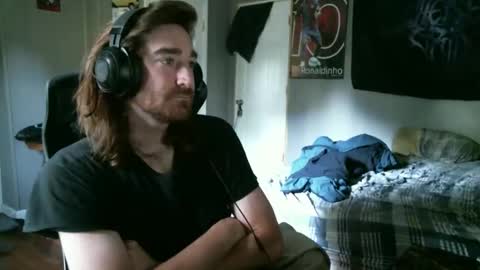Snapshot of hellothereimcoolyo chatting on 05.05.26 longhairbeardedguy online show from 05.05.26