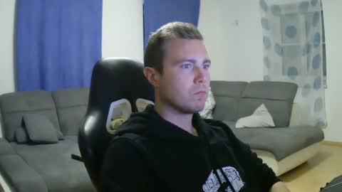 Snapshot of herbstenden chatting on 03.11.25 John Pearl online show from 03.11.25