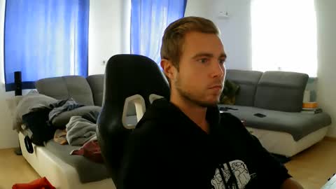 Snapshot of herbstenden chatting on 09.18.25 John Pearl online show from 09.18.25