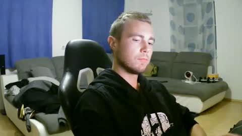 Snapshot of herbstenden chatting on 10.05.25 John Pearl online show from 10.05.25