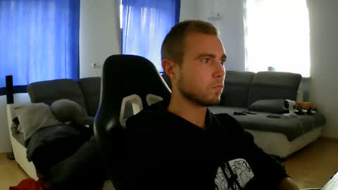 Snapshot of herbstenden chatting on 10.10.25 John Pearl online show from 10.10.25