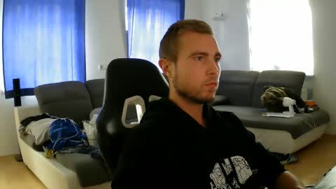 Snapshot of herbstenden chatting on 10.16.25 John Pearl online show from 10.16.25