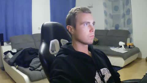 Snapshot of herbstenden chatting on 10.23.25 John Pearl online show from 10.23.25