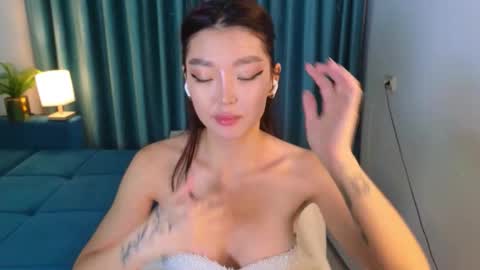 Snapshot of hey_herbal chatting on 10.17.25 Audrey online show from 10.17.25