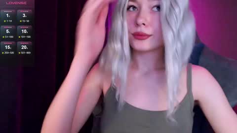 Snapshot of hey_nora_ chatting on 12.09.24 Nora online show from 12.09.24