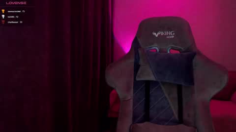 Snapshot of hey_nora_ chatting on 03.07.25 Nora online show from 03.07.25