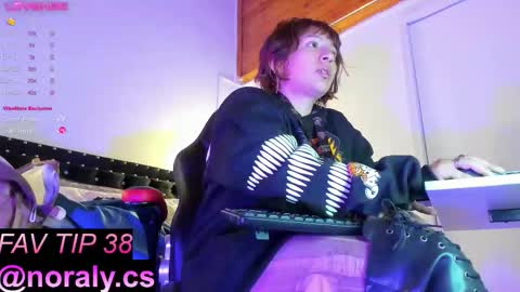 Snapshot of hey_noraly chatting on 09.29.25 Noraly online show from 09.29.25